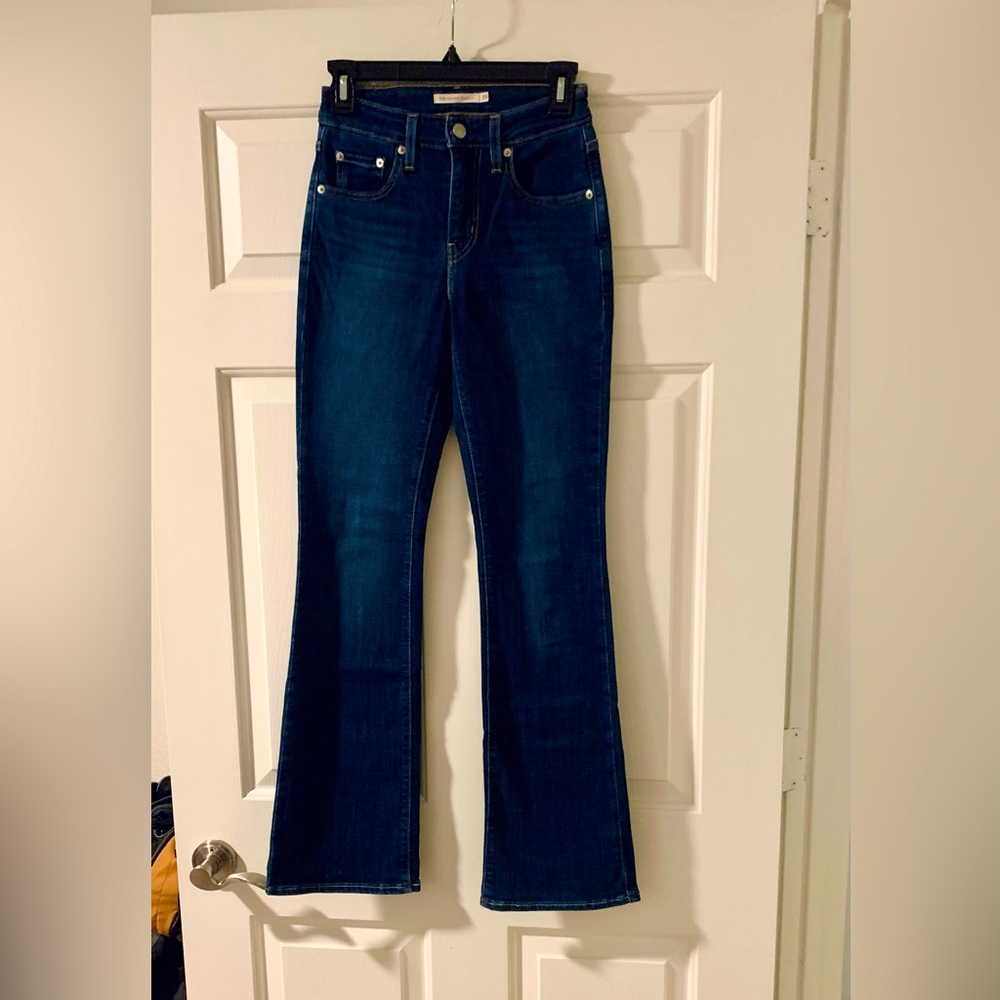 Levis jeans 725 high rise bootcut; dark blue 💙